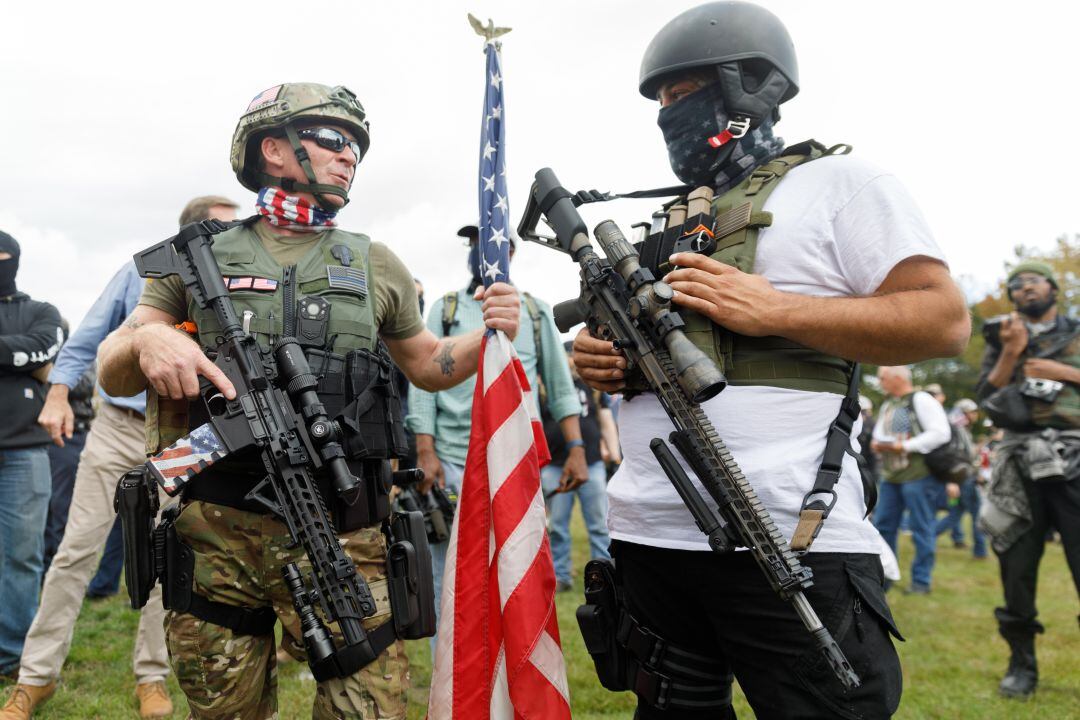 Los Proud Boys son un grupo de derecha pro-Trump que están fuertemente armados con armas militares. En la foto se reúnen con sus aliados en una manifestación llamada &quot;Fin del terrorismo doméstico&quot; contra Antifa en Portland, Oregon. 