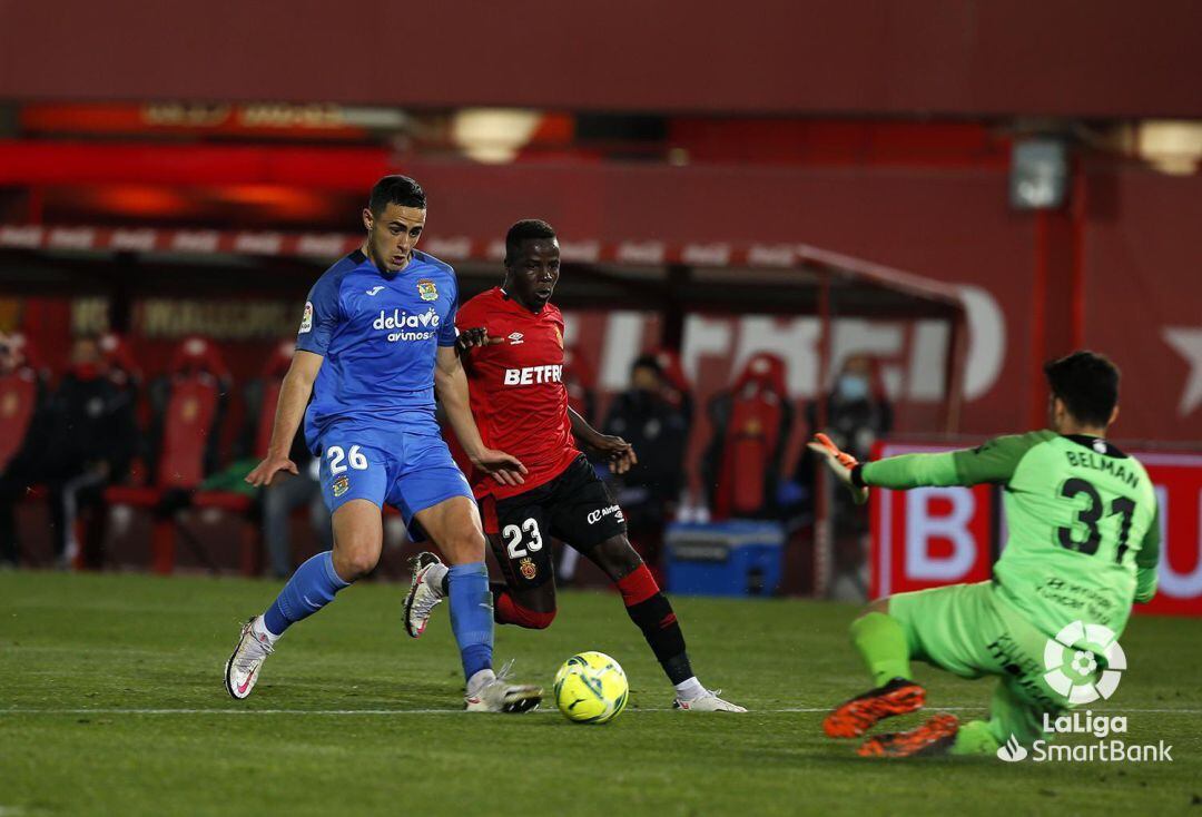 Amath presiona a Pulido durante el Mallorca-Fuenlabrada.