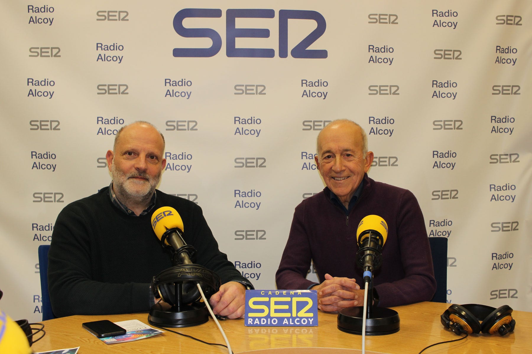 Pedro Ruiz de la Rosa y Juan Carlos Ripoll Escarcena, en el estudio central de Radio Alcoy