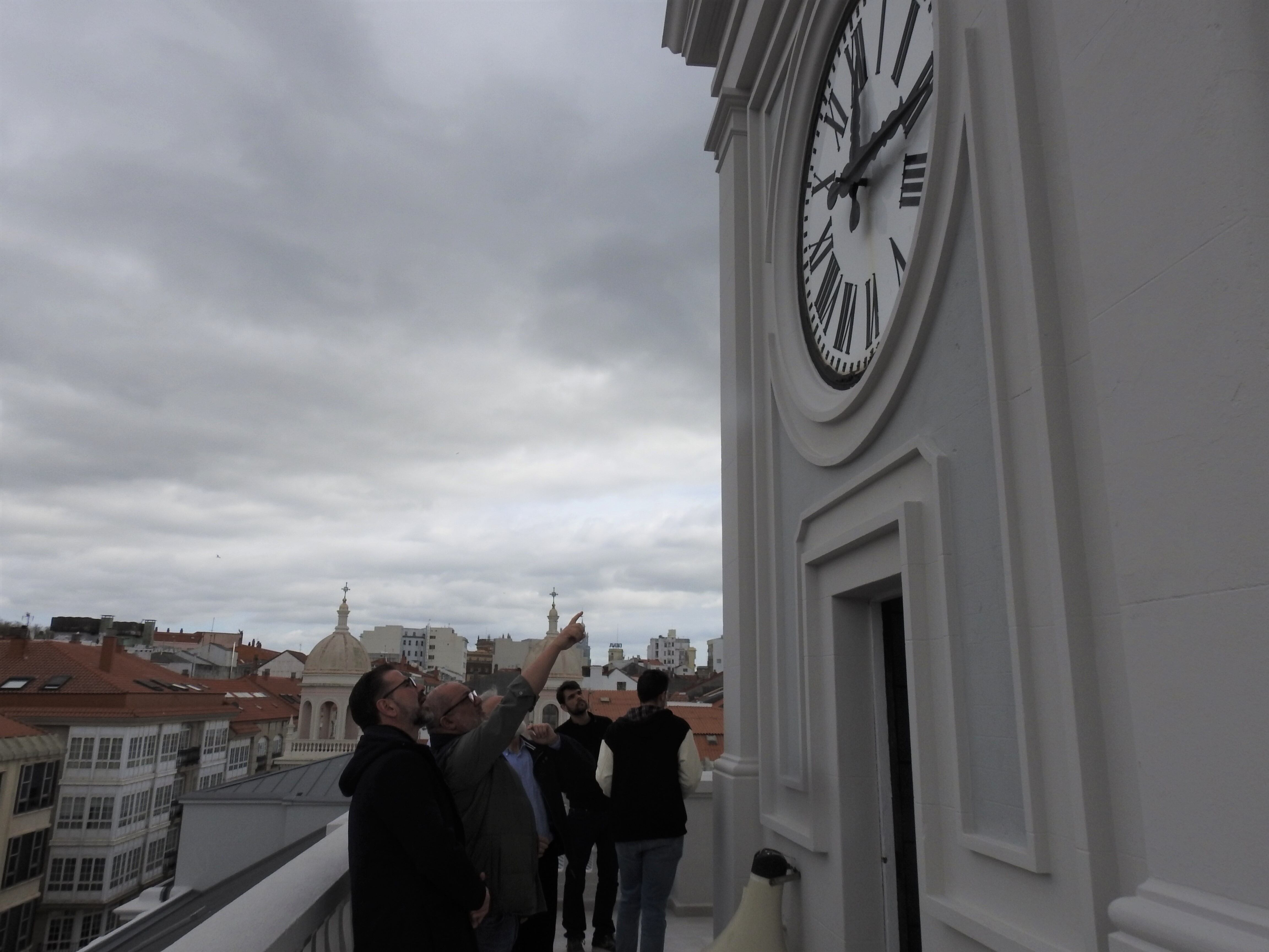 El alcalde, el edil de Urbanismo y el relojero subieron a la torre (foto: Concello de Ferrol)