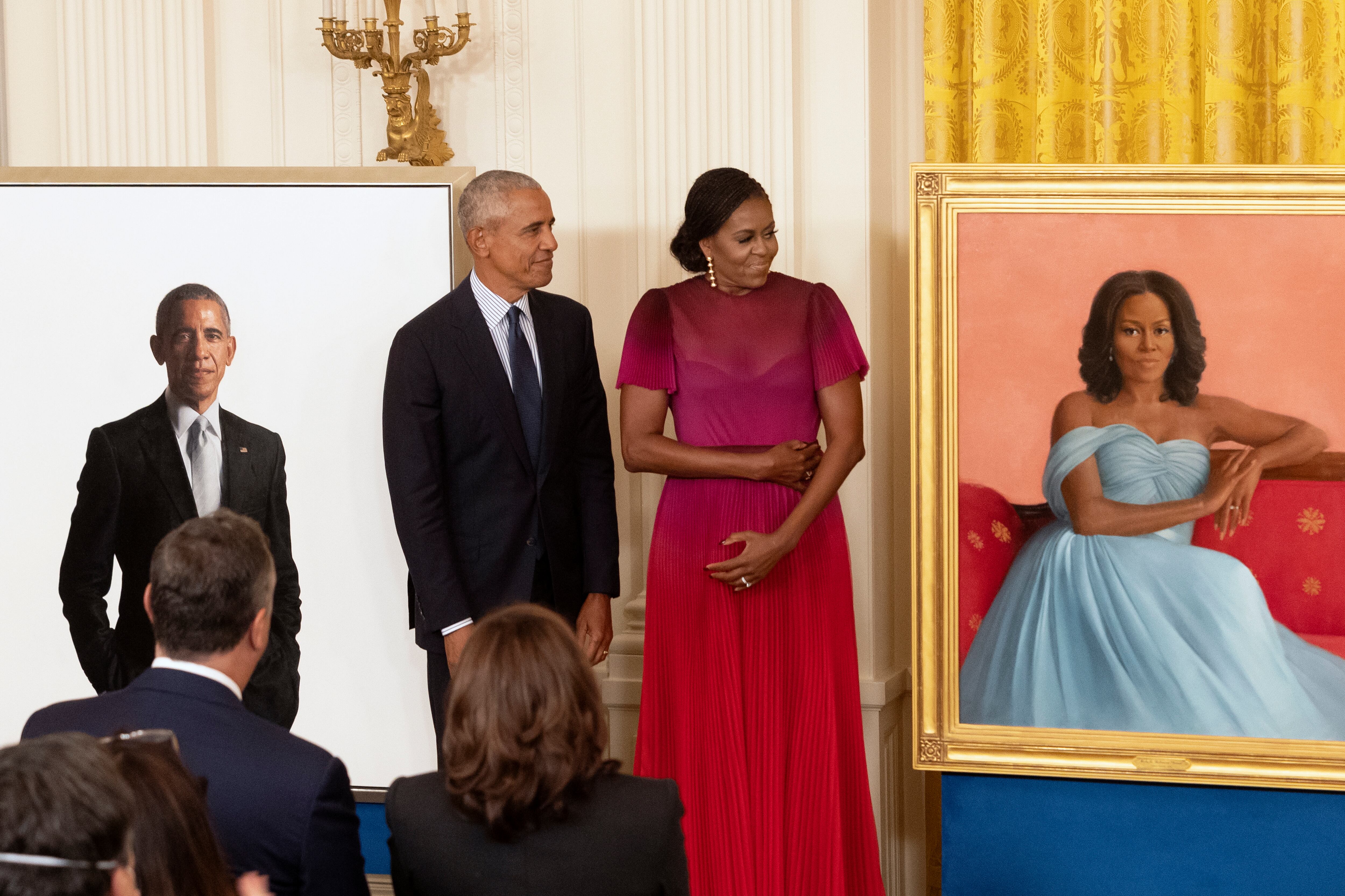 El expresidente Barack Obama junto a la exprimera dama Michelle Obama observando los retratos en la Casa Blanca