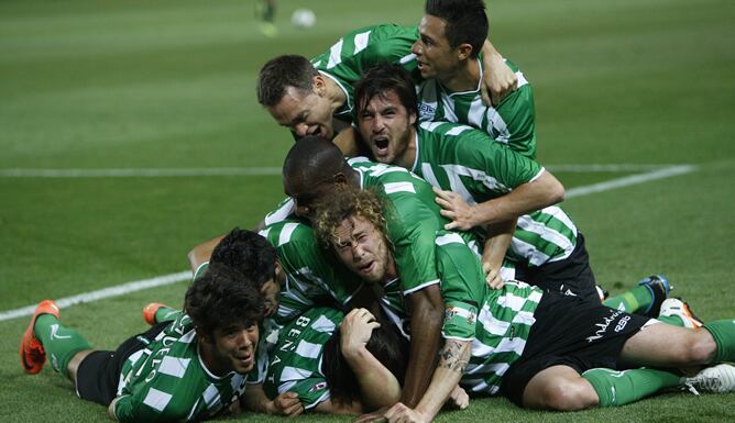 Los jugadores del Real Betis celebran el segundo gol de Beñaten el partido contra el Sevilla que estos dos equipos han jugado este miércoles, 2 de mayo de 2012, en el estadio Sánchez Pizjuán de Sevilla y que ha terminado con la victoria betica por 1-2