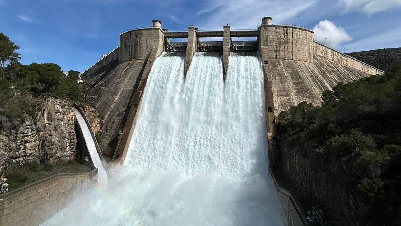 Embalse de El Grado soltando agua