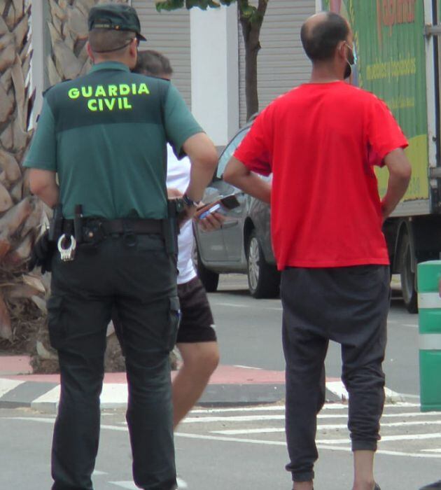 Agentes de la Guardia Civil localizan al dueño de la mochila en Sax