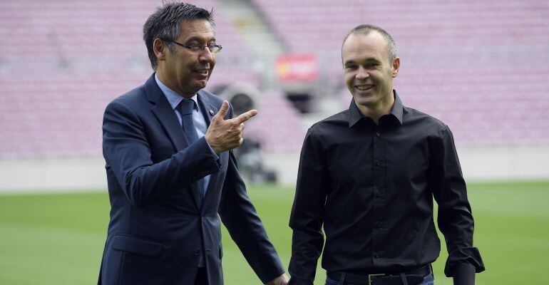 Josep María Bartomeu y Andrés Iniesta, durante el acto de renovación del jugador manchego hace unos meses