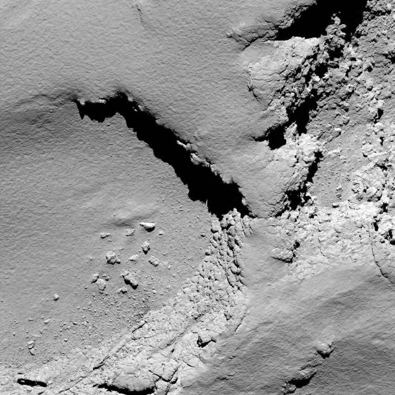 Esta es una de las últimas imágenes que la cámara de la sonda Rosetta. ha podido enviar a la Tierra antes de aterrizar en el cometa 67P Churyumov-Gerasimenko. Este ha sido el final de la misión Rosetta, que comenzó el 2 de marzo de 2004, y recorrió 6.400 