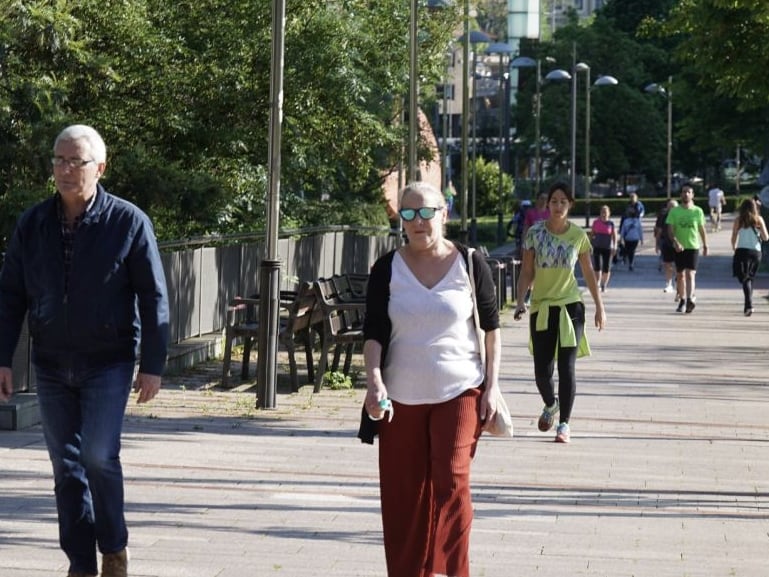 Varias personas pasean en el primer día de desconfinamiento en el Paseo del Arenal en Bilbao