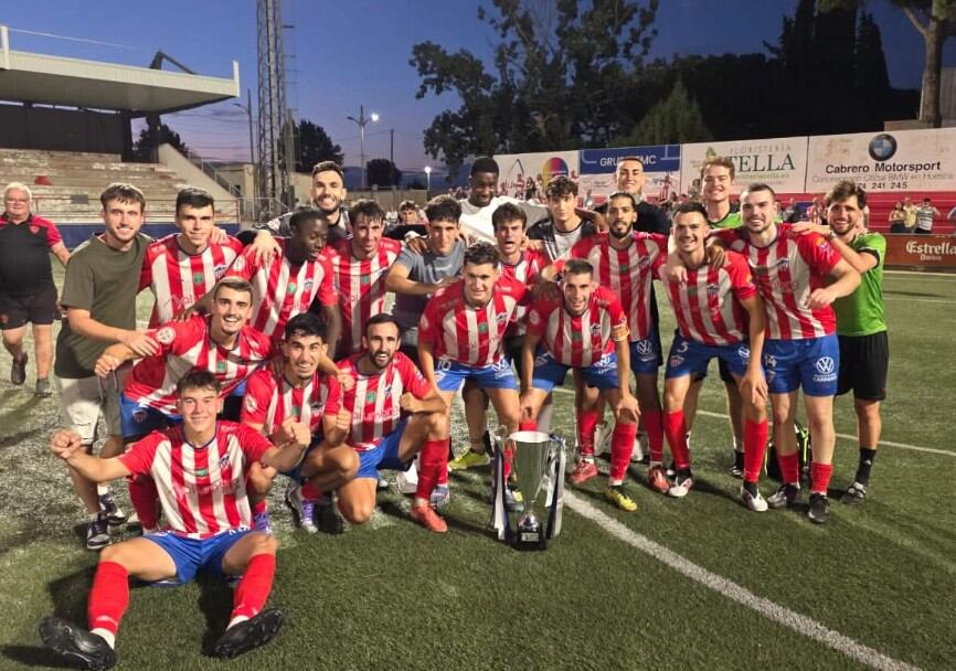 El At. Monzón celebra el triunfo en la Copa Federación ante el Calamocha