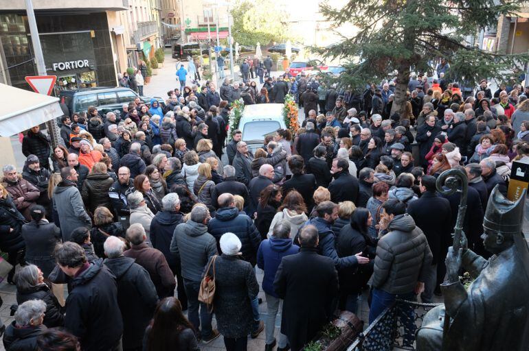 Centenars de persones s'apleguen a l'esglesia de Sant Esteve per acomiadar Rosa Ferrer
