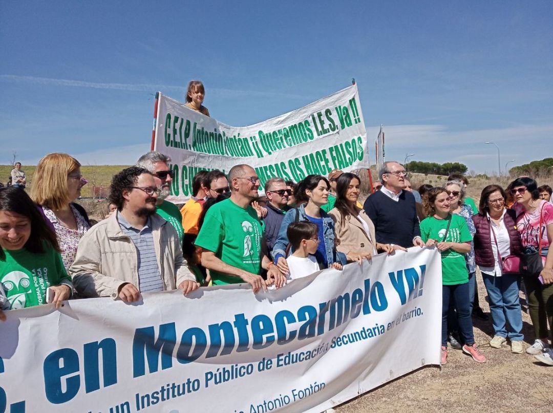 Vecinos de Montecarmelo concentrados por un instituto público junto con Isabel Serra, Begoña Villacís y Ángel Gabilondo. 