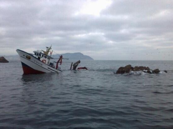 La popa del pesquer enfonsat a les Illes Formigues ha quedat submergida