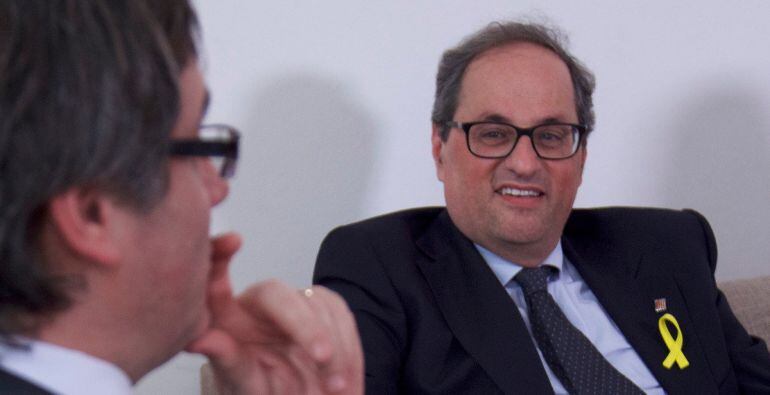 Quim Torra mira Carles Puigdemont en una reunión en Berlín