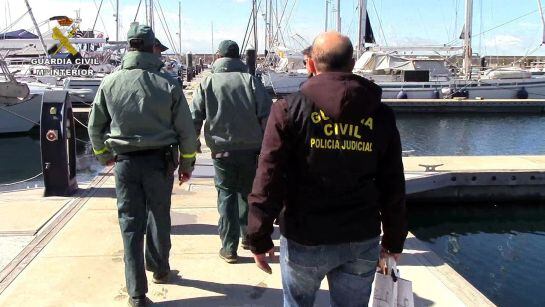 GRA392. VALENCIA, 14/04/2016.- Fotografía facilitada por la Guardia Civil de varios agentes en el puerto de Valencia donde han inmovilizado en colaboración con la Guardia di Finanza italiana, una embarcación que perteneció al dictador Benito Mussolini y q