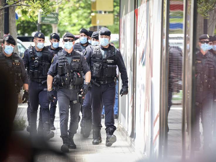 Agentes de la UCO durante la Operación Azud