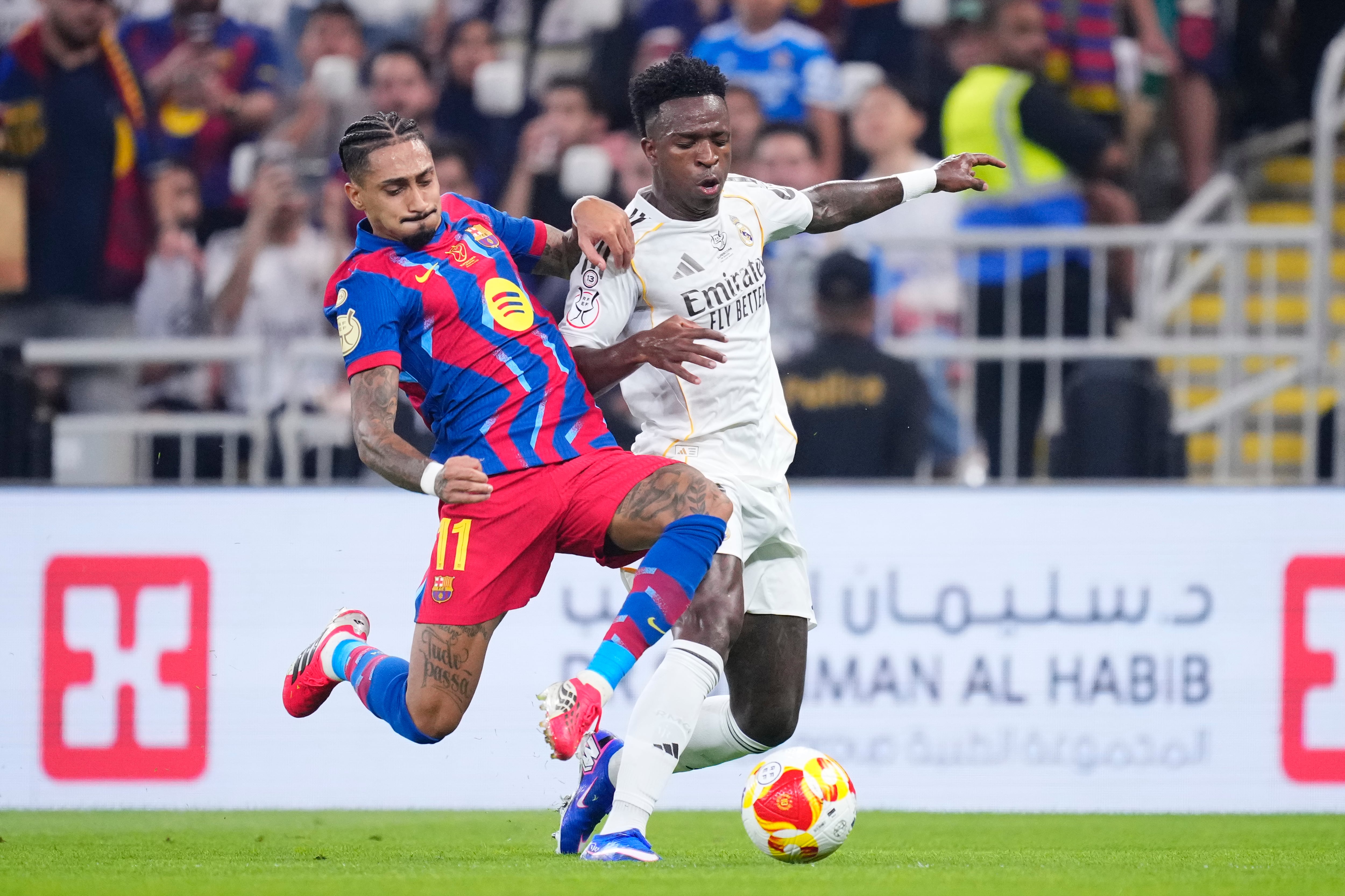 Vinícius y Raphinha disputan el balón en un Clásico