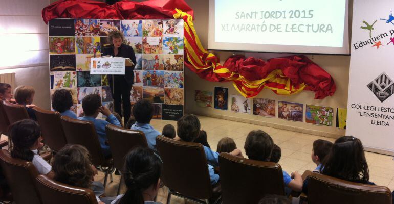 Nens escoltant un dels contes que s'han llegit en la onzena Marató del col·legi Lestonnac.
