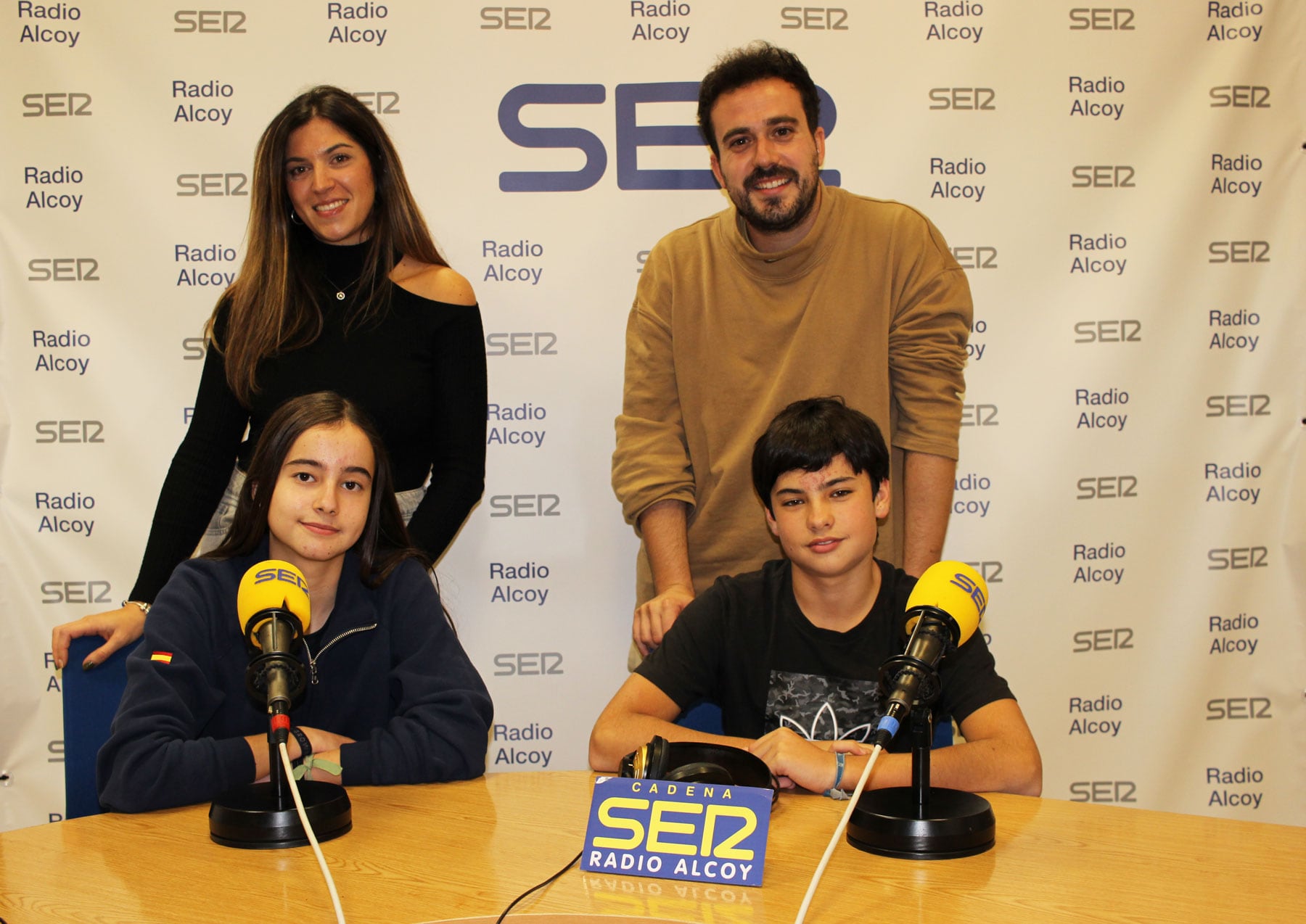 Monitores y actores de Tesalín, en el estudio central de Radio Alcoy