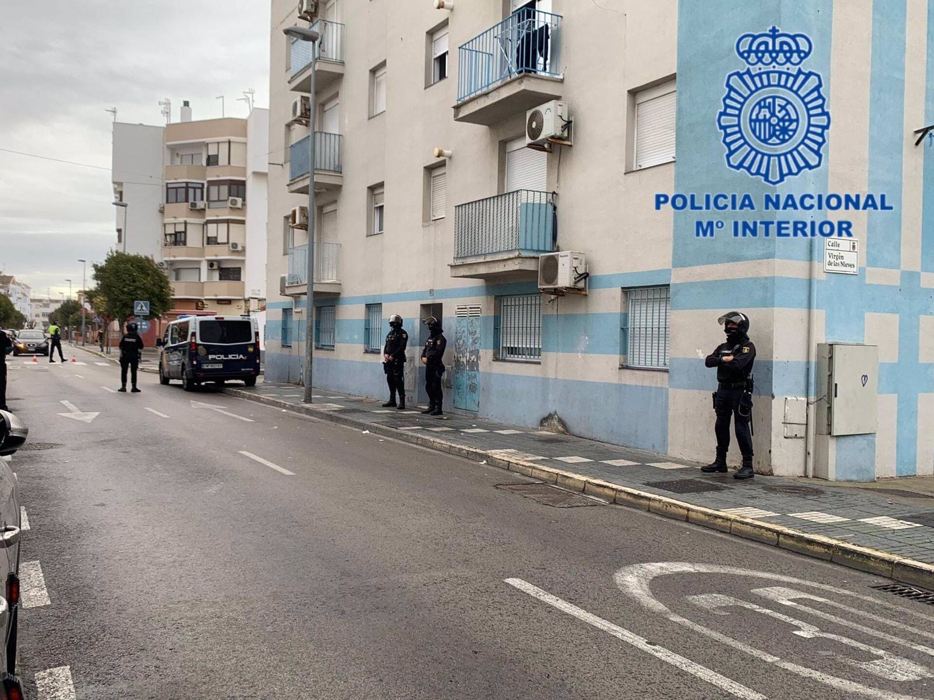 Agentes frente a uno de los pisos en los que se ha rescatado a las víctimas