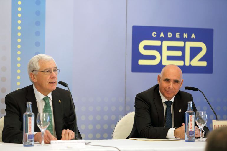 El presidente del Racing, Manuel Higuera, junto al Director de la Cadena SER en Cantabria, Joaquín Fernández-Carvajal.