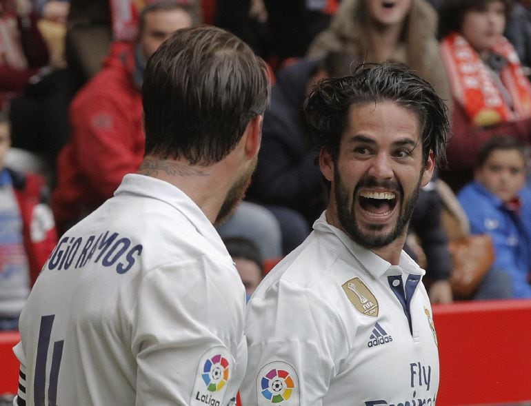 Isco festeja uno de sus goles en El Molinón con Sergio Ramos