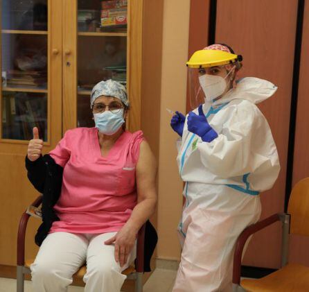 La primera trabajadora vacunada