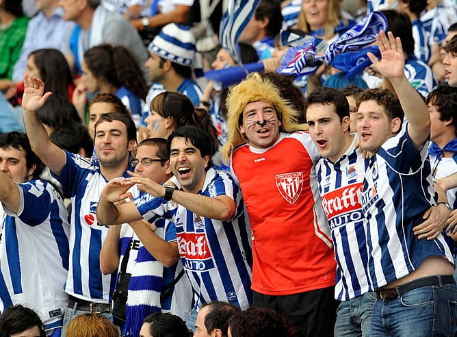 Aficionados donostiarras celebran el ascenso de su equipo en las gradas de Anoeta