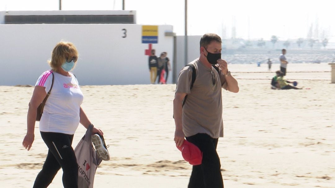 Uso de la mascarilla en la playa de la Malvarrosa de València