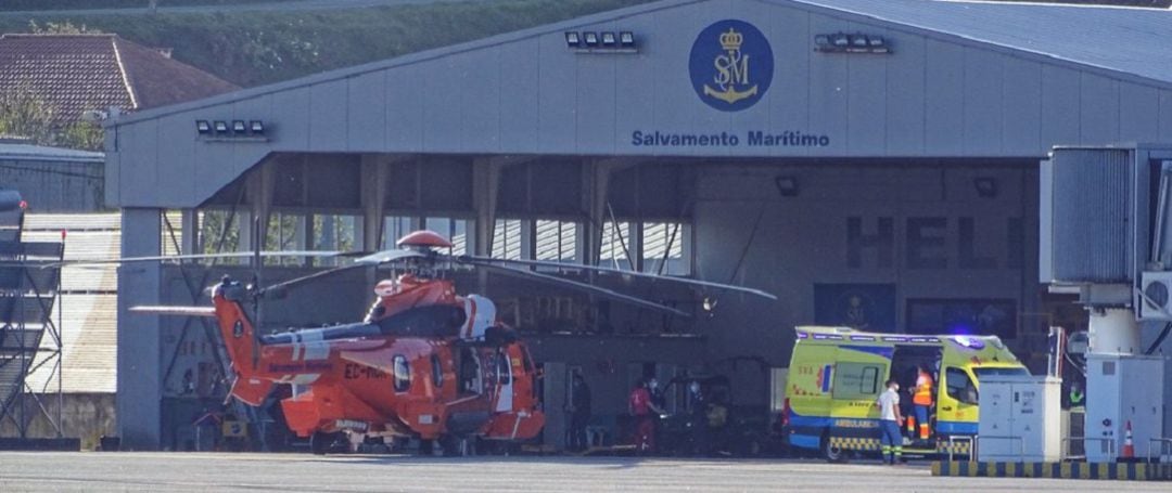 Momento en el que el helicóptero llegó a Alvedro con el cuerpo sin vida del vecino de Arteixo