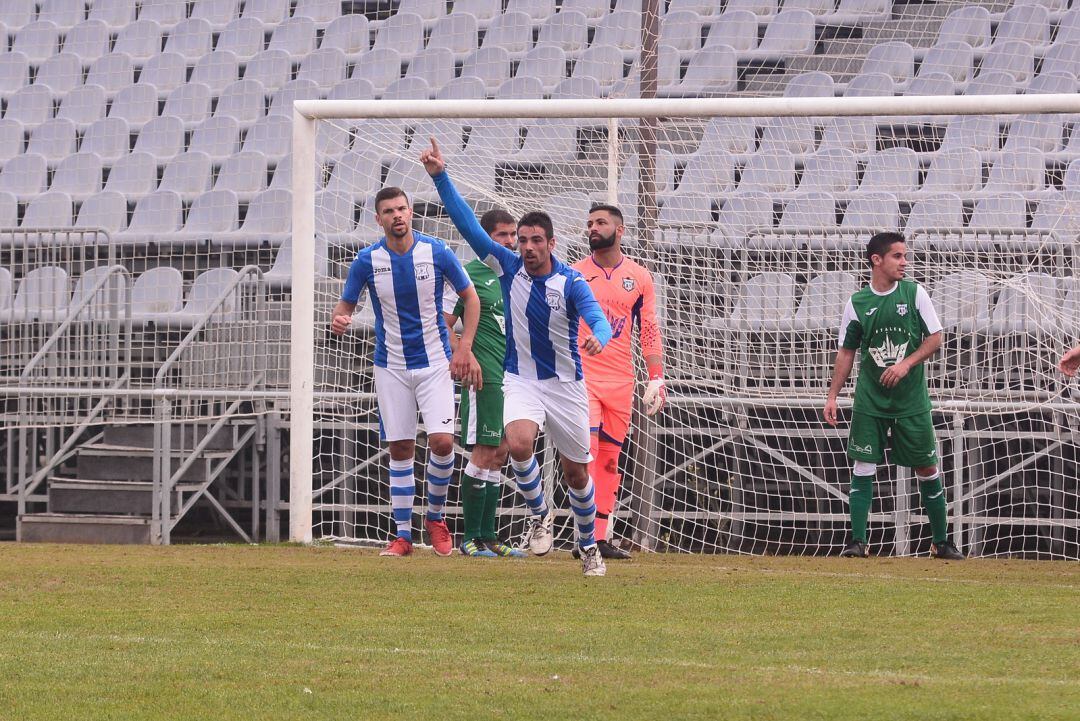 Manolo celebrando el primer gol del partido 