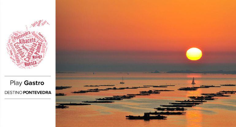 Atardecer en la Ría de Arousa, con el sol despidiéndose de las bateas en las que se cultiva el mejillón.