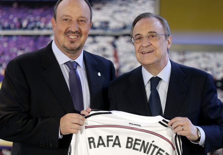 Benítez posa junto a Florentino con una camiseta del Real Madrid con su nombre