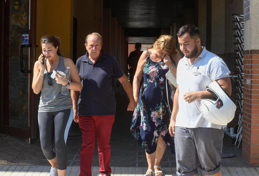 Los padres y la hermana (i) de la mujer de 39 años que ha muerto este martes en Maracena (Granada) apuñalada presuntamente por su expareja, un hombre de 49 años que ha sido detenido por la Guardia Civil, saliendo hoy del domicilio de la víctima en Maracen