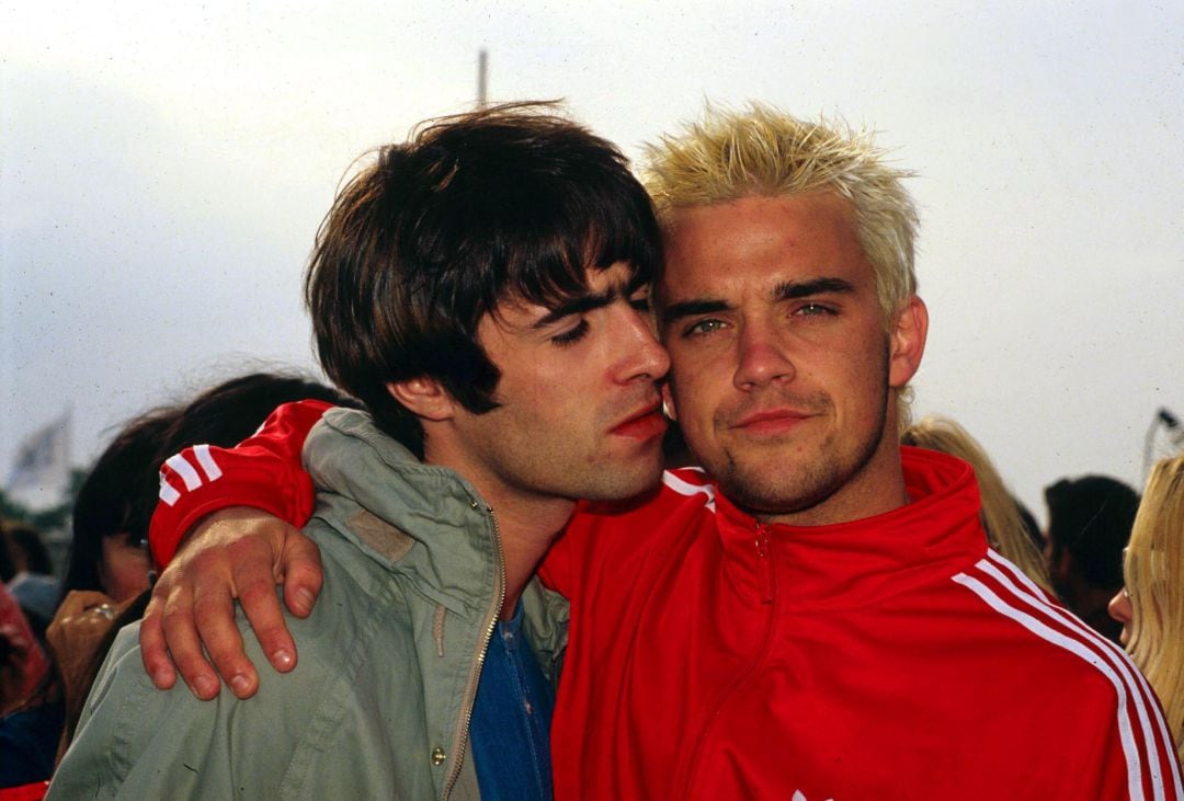 Liam Gallagher y Robbie Williams durante el festival de Glastonbury en 1995