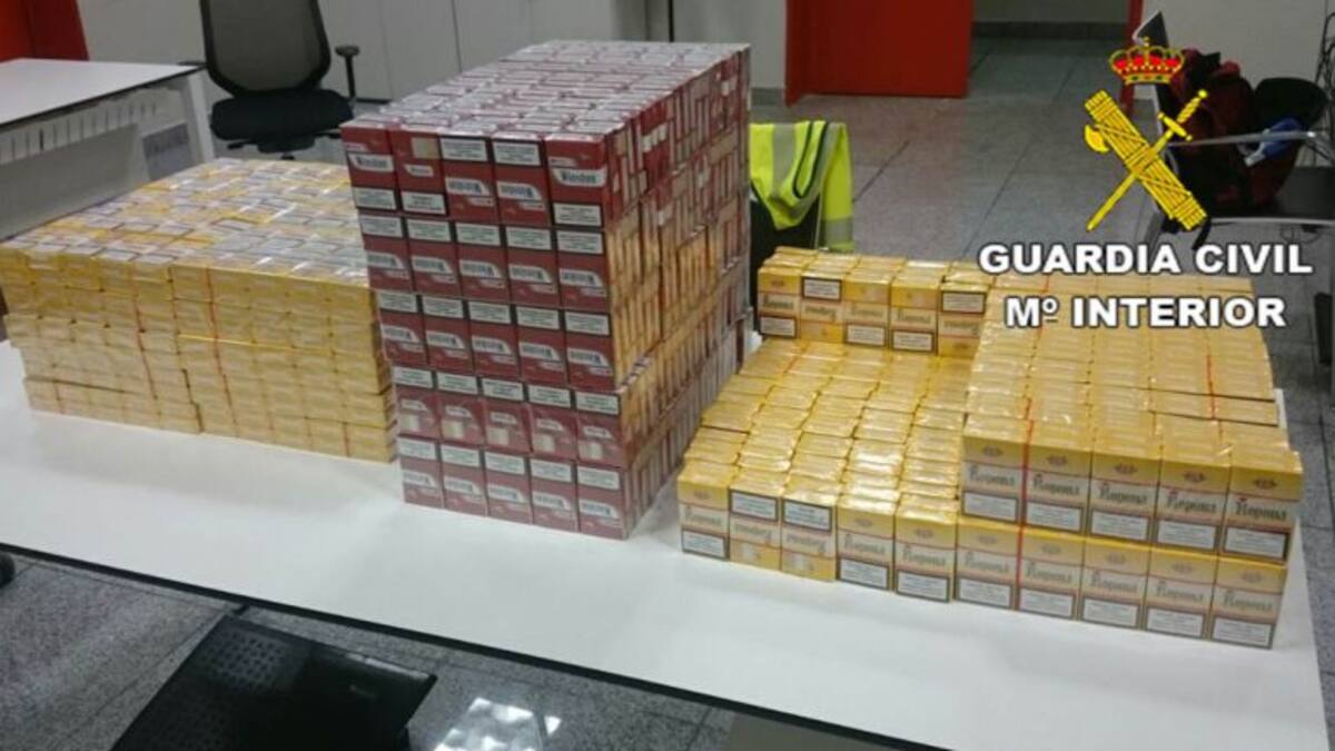 Mil cajetillas de tabaco de contrabando en las maletas