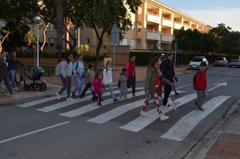 Una de las seis líneas &#039;Pedibús&#039; puesta en marcha en Xàbia, para recuperar la costumbre de ir caminando al colegio.