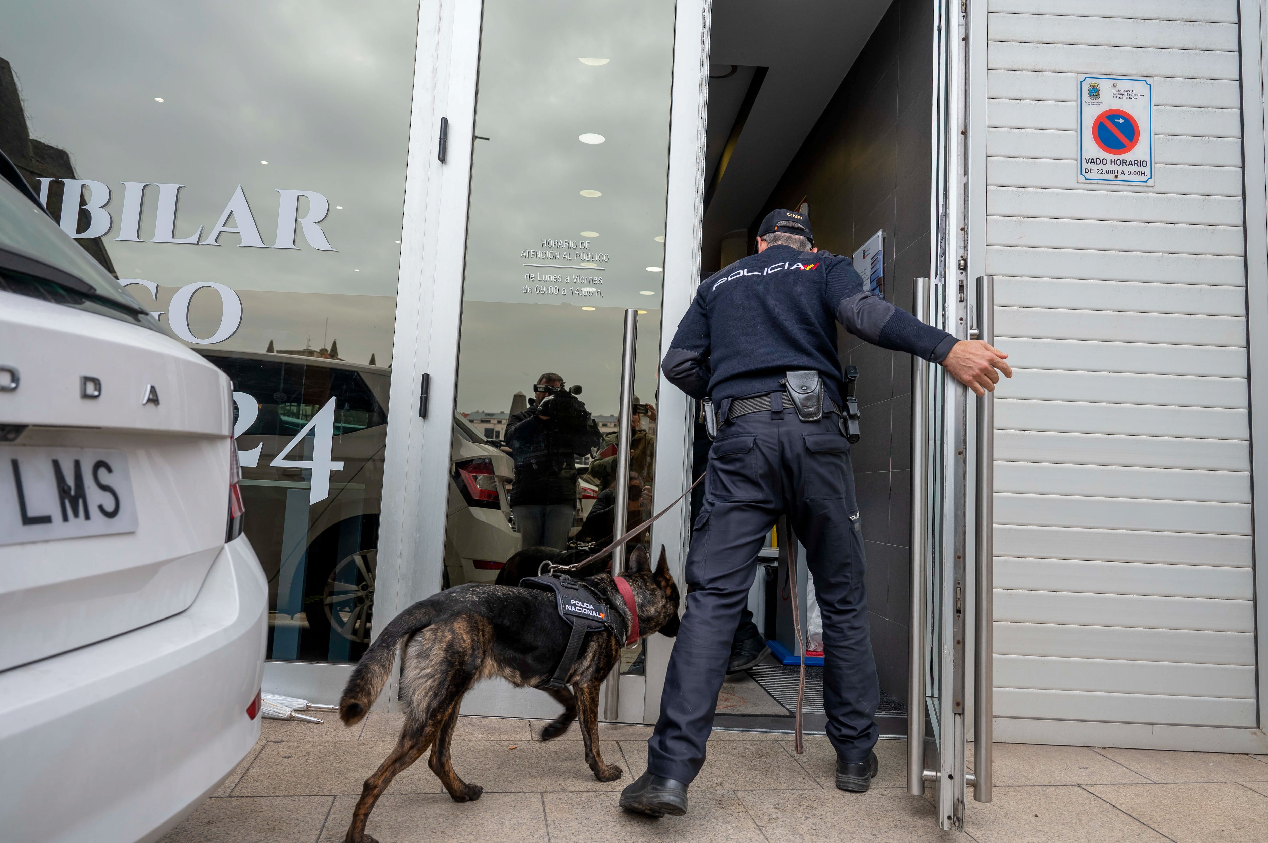 Un policía nacional accede a la sede de la Consejería de Obras Públicas, Ordenación del Territorio y Urbanismo cántabra este miércoles.