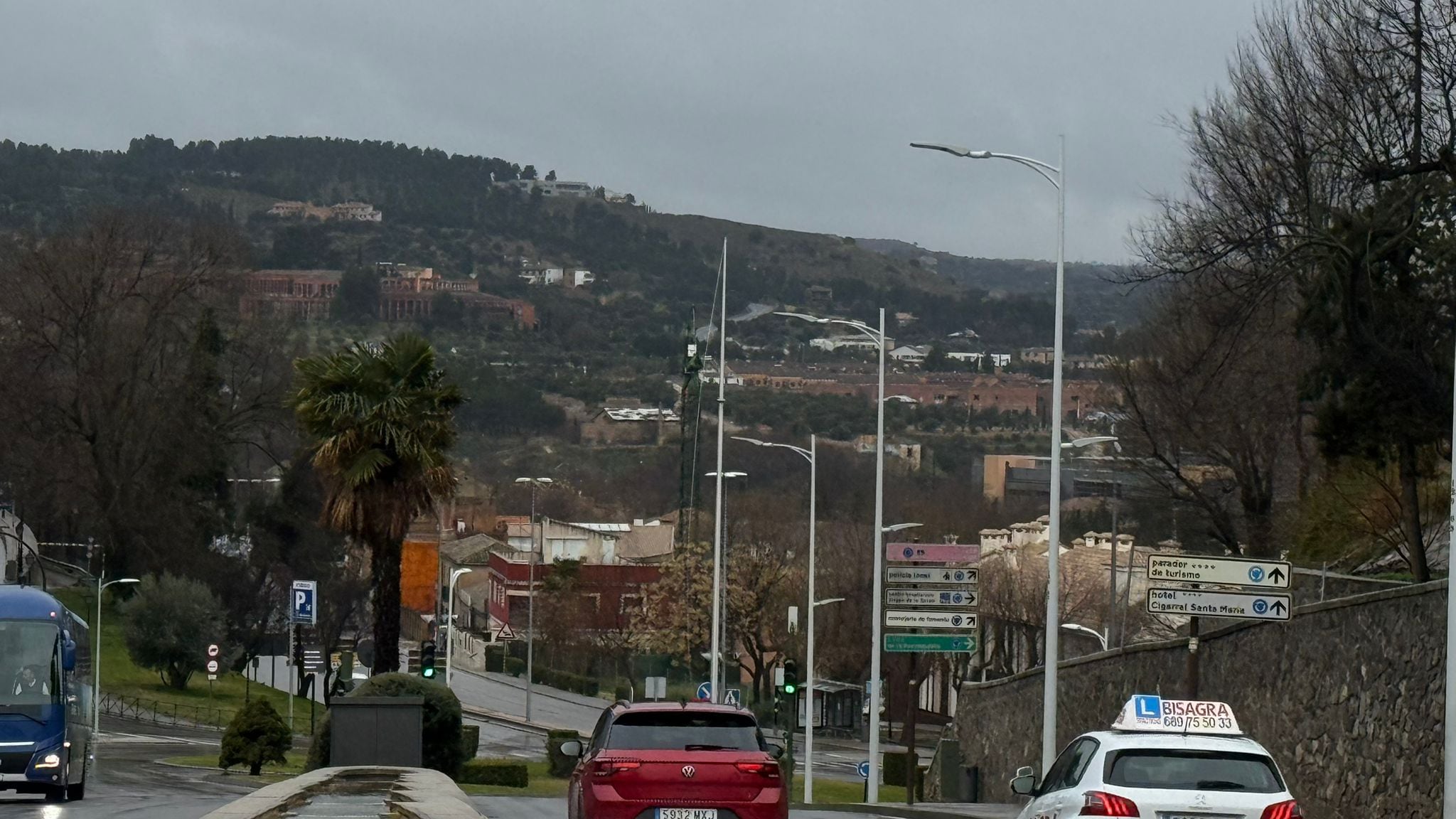 Recogida la gran bandera de España por las fuertes rachas de viento