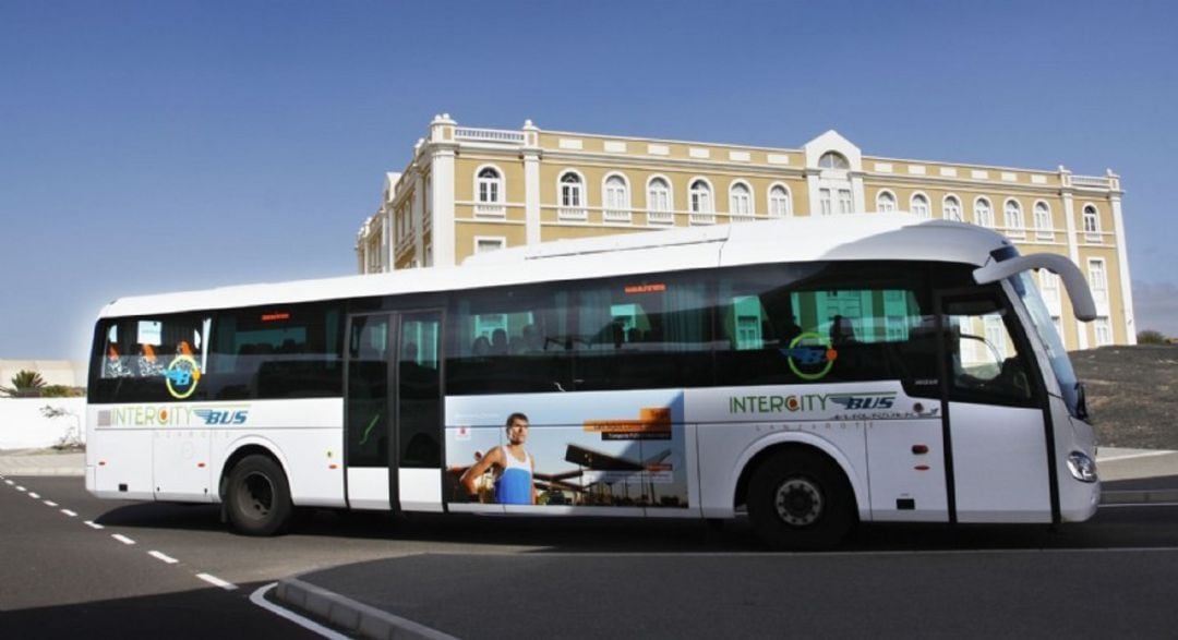 Una de las guaguas interurbanas de Lanzarote.