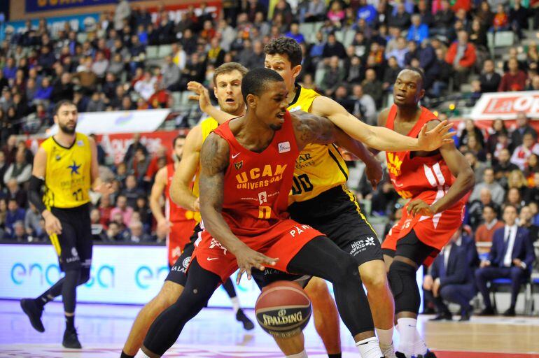 Sokko trata de anotar ante la oposición de San Miguel