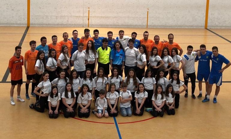 Foto de grupo de las dos plantillas junto al ballet de Peñafiel