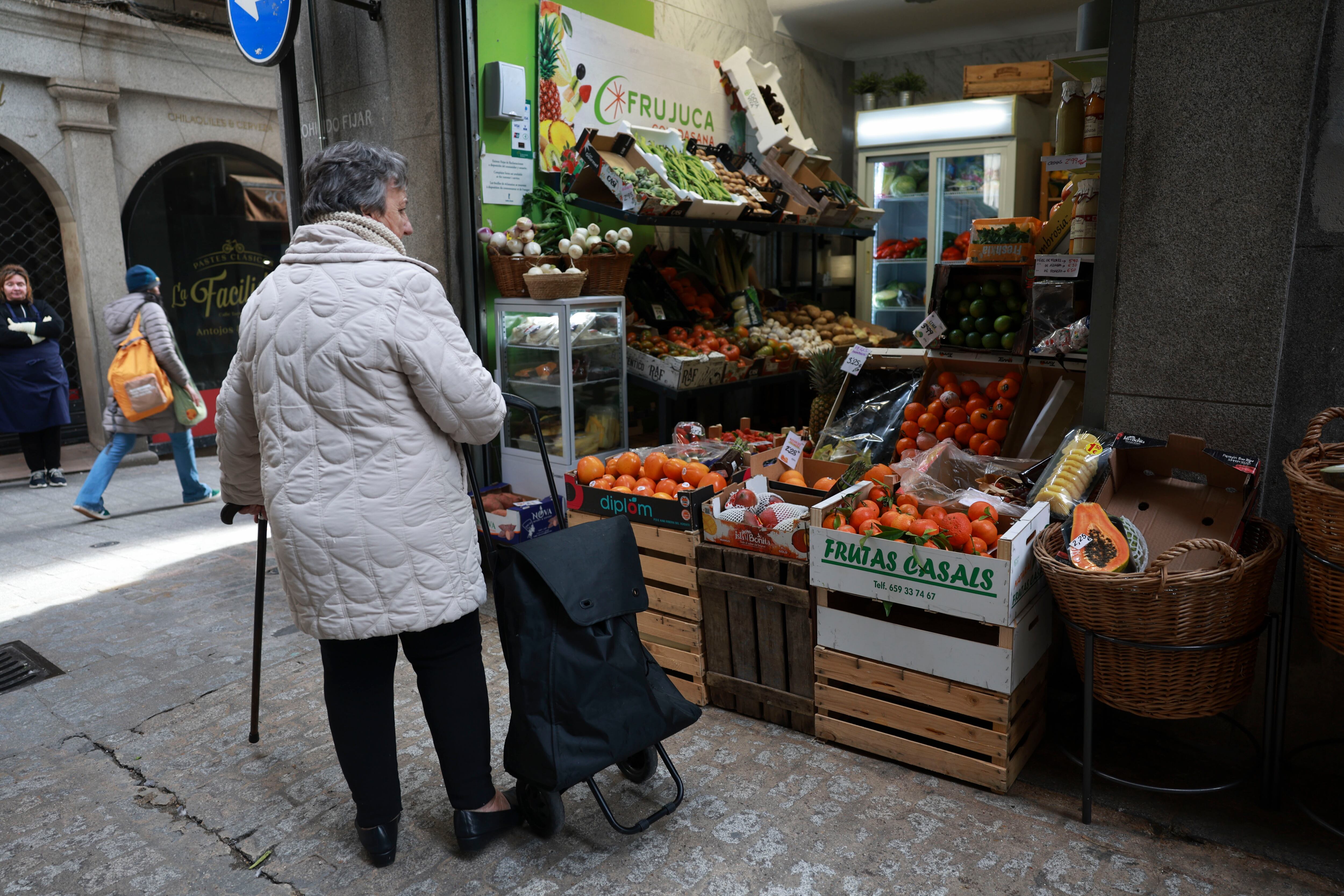 TOLEDO, 15/01/2026.- Una mujer observa los productos de una frutería en Toledo, este jueves. El índice de precios de consumo (IPC) se moderó una décima en diciembre, hasta al 2,9 % interanual, por el abaratamiento de los carburantes y la menor subida de los paquetes turísticos, mientras que la inflación de los alimentos aumentó dos décimas, hasta el 3 %, por el encarecimiento de legumbres y aceites. EFE/ Ismael Herrero