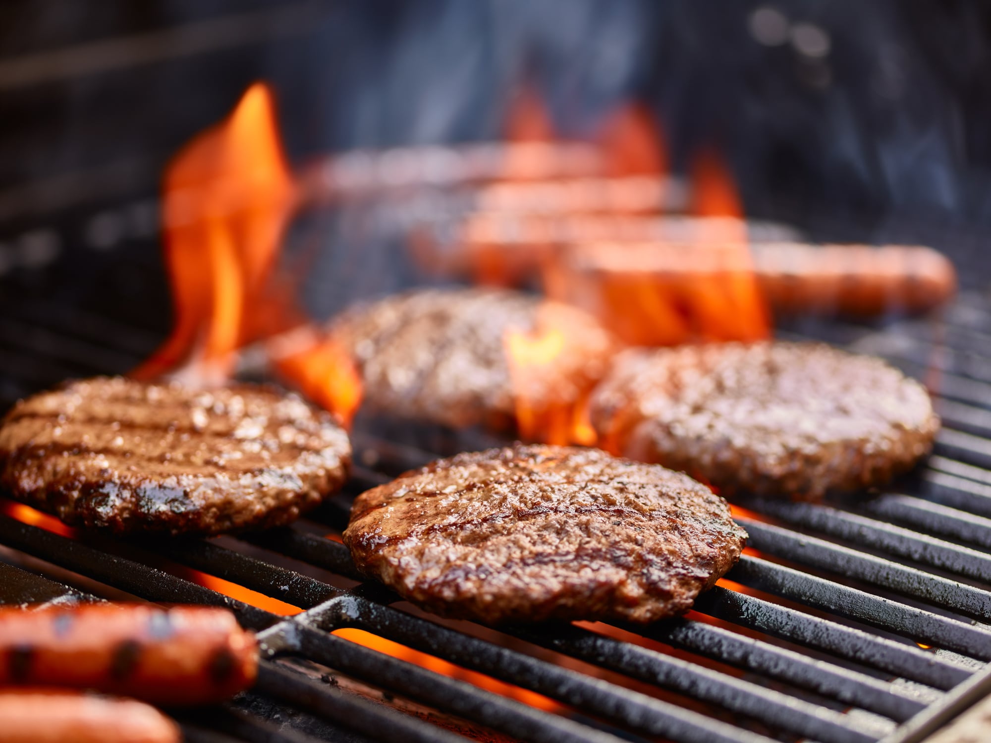 Varias hamburguesas a la parrilla.