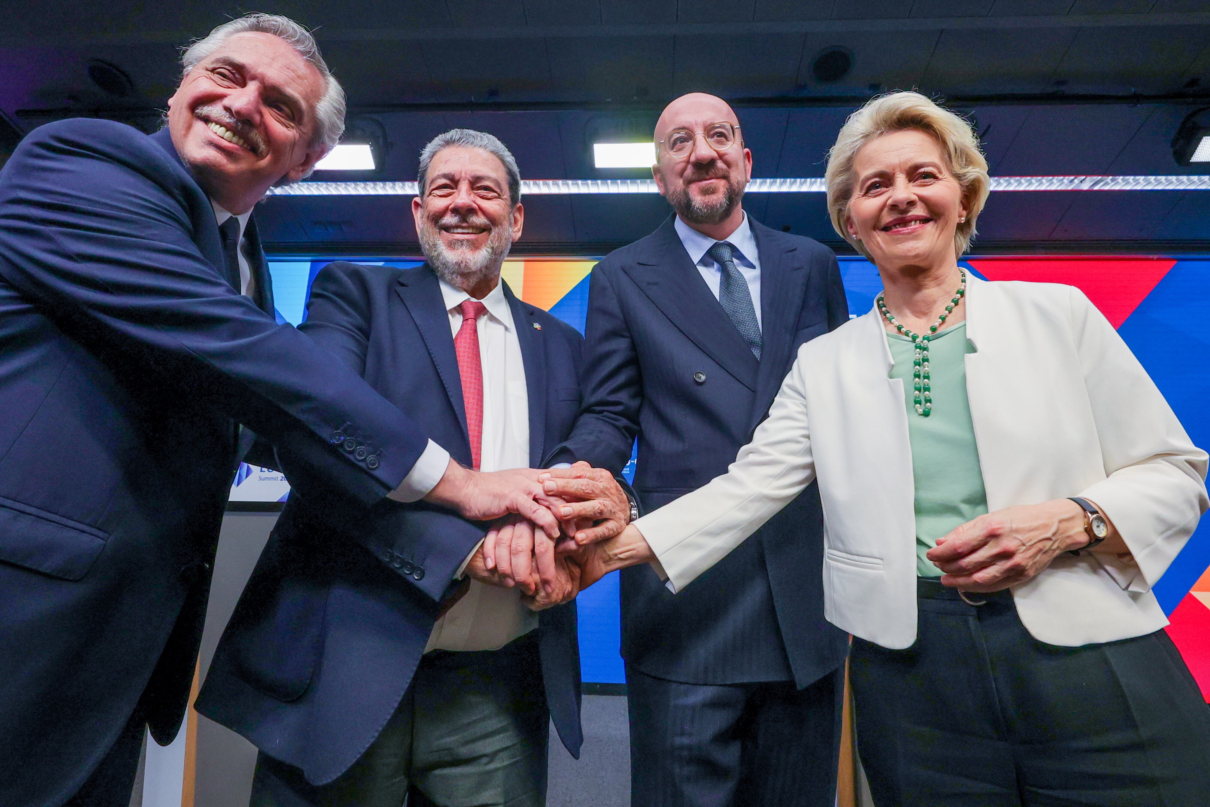 El presidente de Argentina, Alberto Angel Fernandez, el primer ministro de San Vicente y Granadinas, Ralph Gonsalves, el presidente del Consejo Europeo, Charles Michel y la presidenta de la Comisión Europea, Ursula von der Leyen