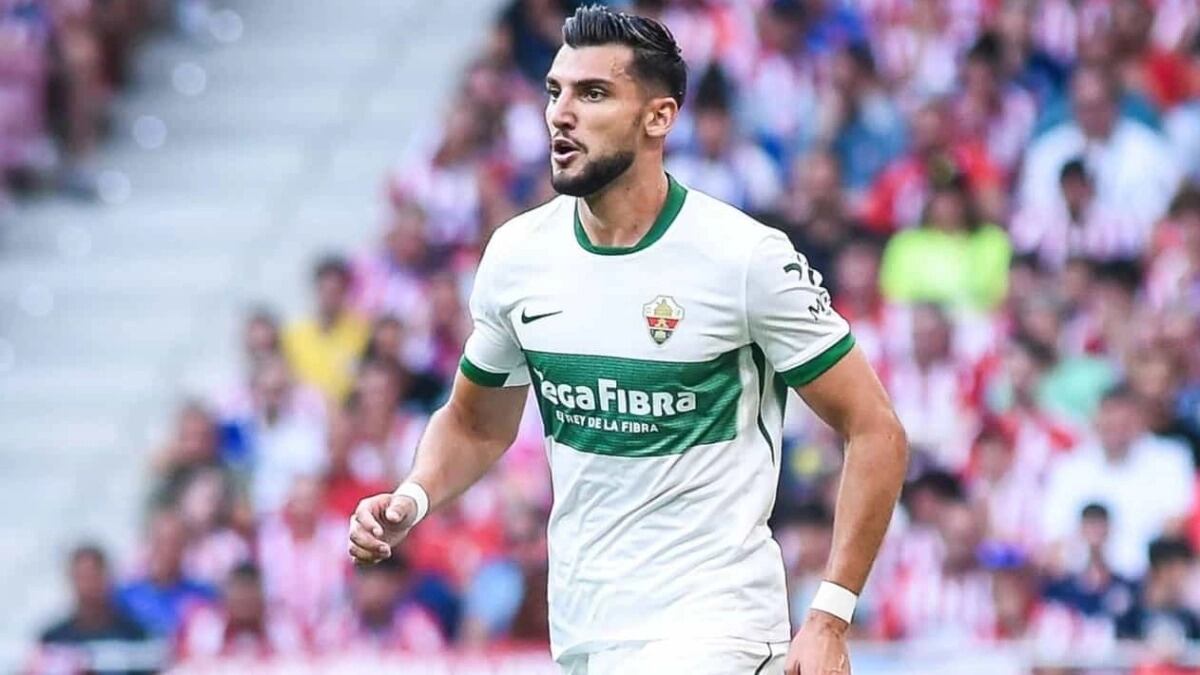 Rafa Mir durante un encuentro con el Elche CF.