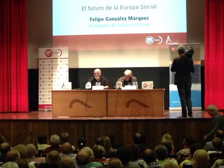 El ex presidente Felipe González antes de comenzar su conferencia