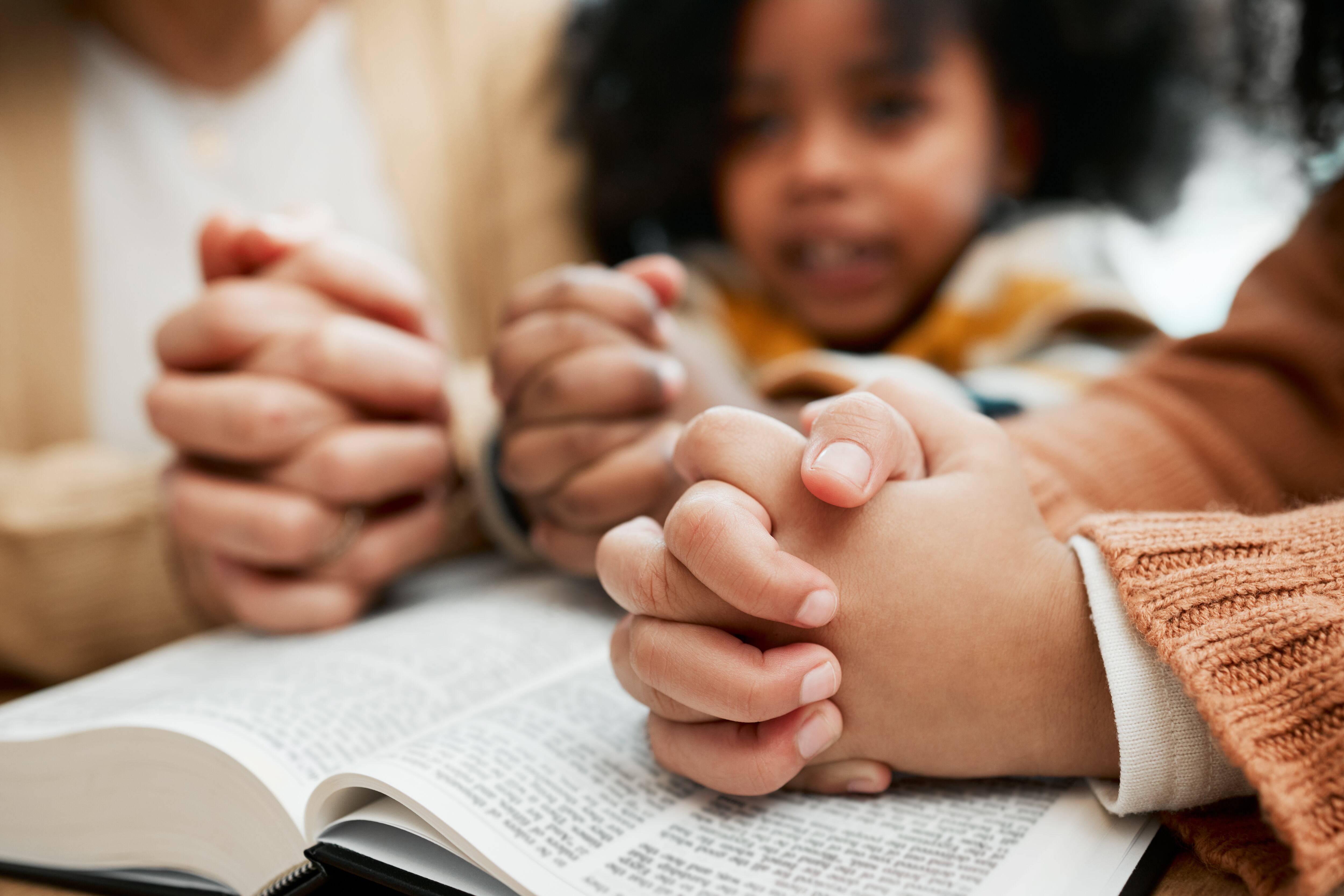 Niños estudiando religión (archivo)