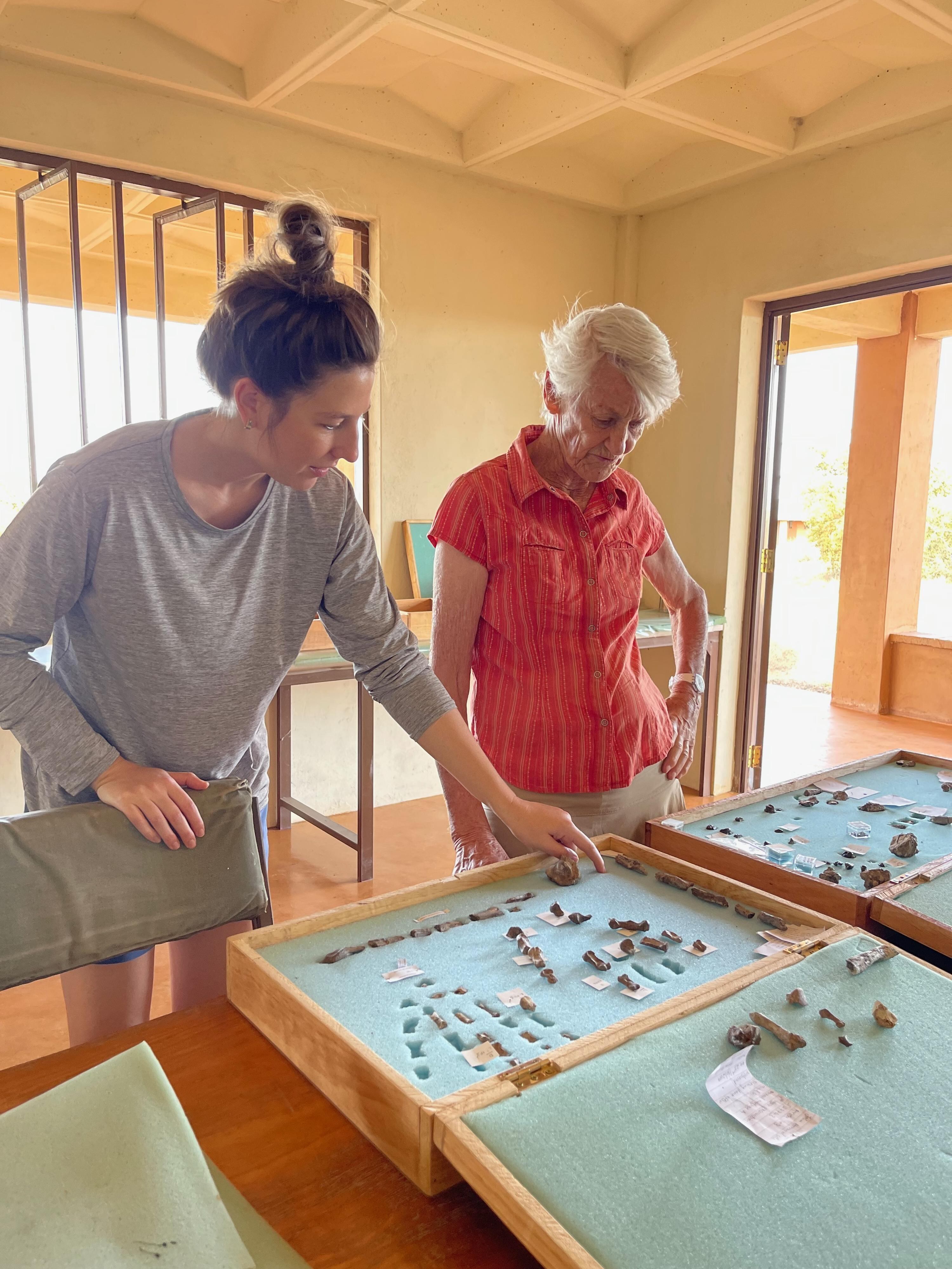 Carrie Mongle y Meave Leakey discutiendo los nuevos fósiles de mano de Paranthropus boisei en la estación de investigación del Instituto de la Cuenca de Turkana en Ileret, Kenia.
Crédito de la foto: Louise Leakey.