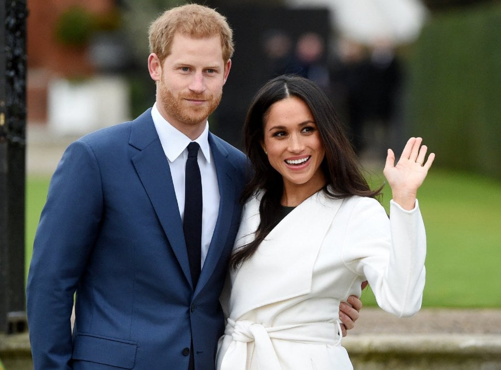 El príncipe Enrique de Inglaterra posa junto a su prometida, la actriz estadounidense Meghan Markle, tras anunciar su compromiso en el Jardín Sunken del Palacio Kensington, en Londres