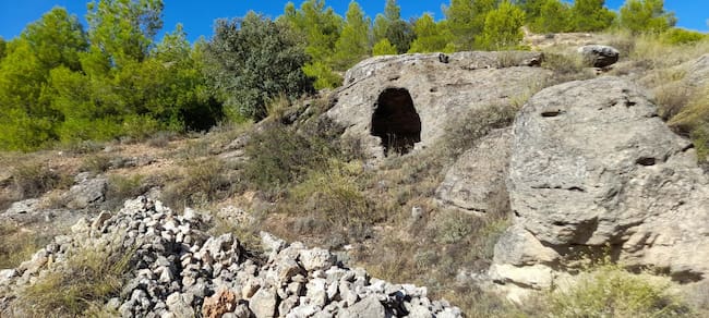 Refugios en la roca en el entorno del río Mayor en la Alcarria de Cuenca.
