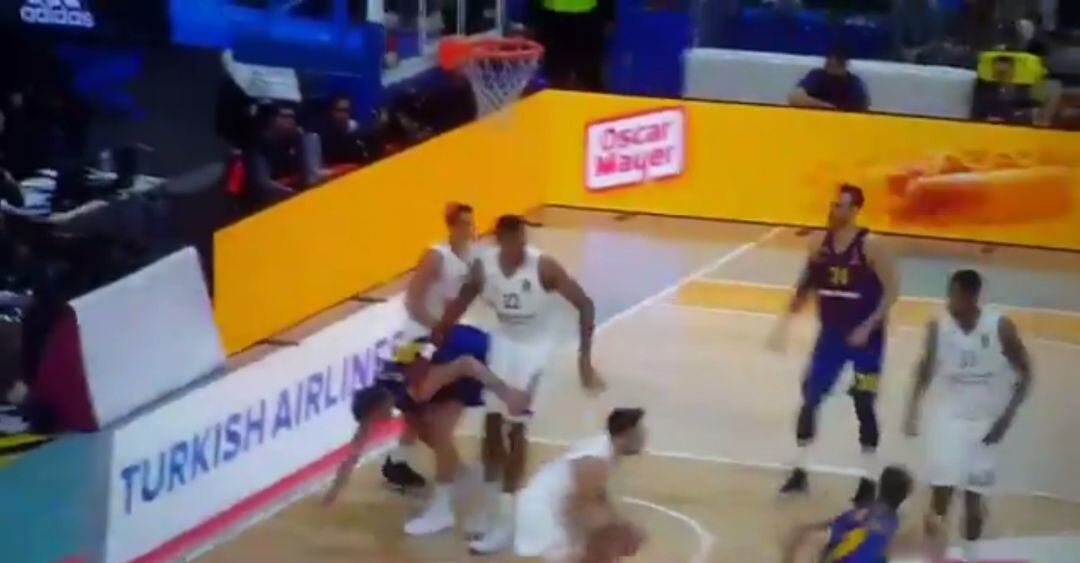 Fotograma en el momento en el que Campazzo se dispone a soltar el balón